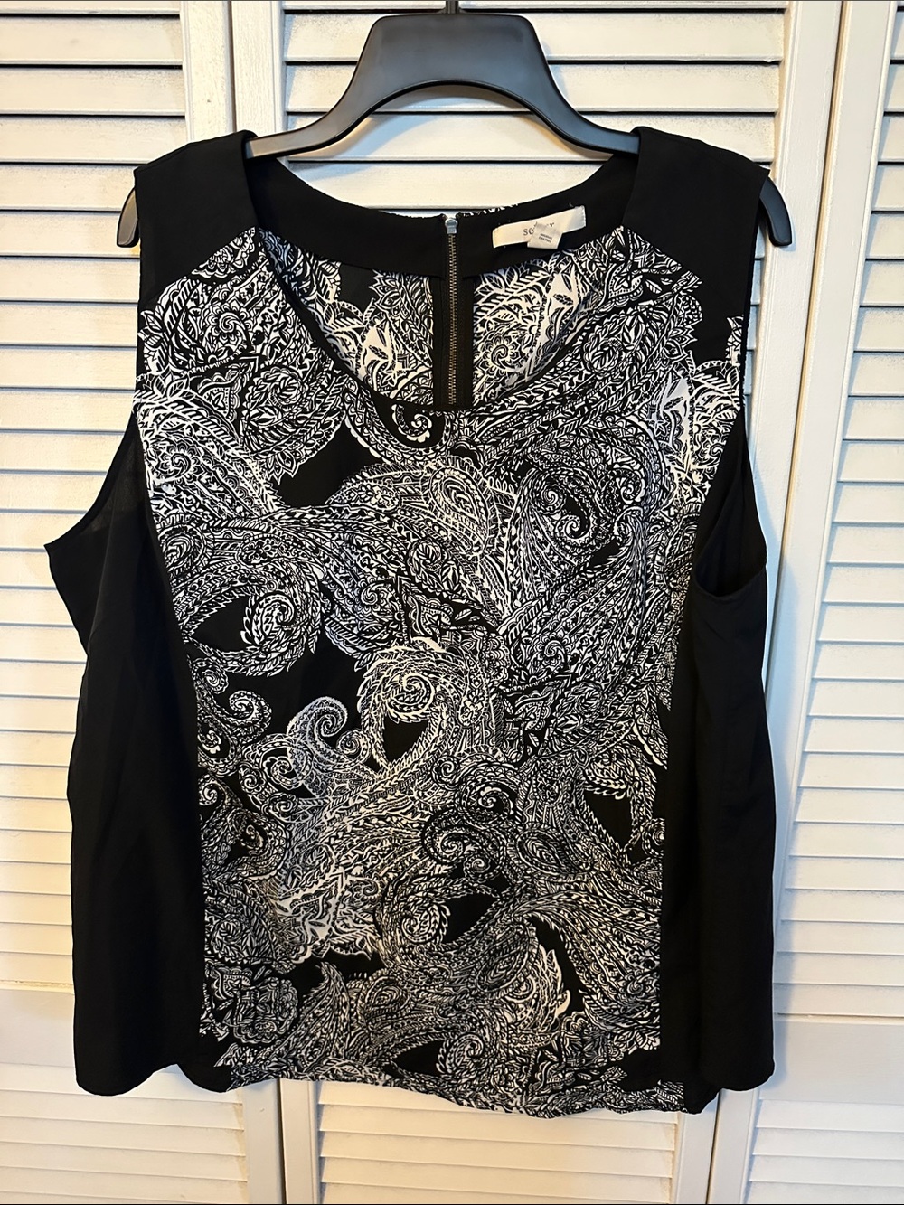 Sejour Black & White Paisley Sleeveless Top